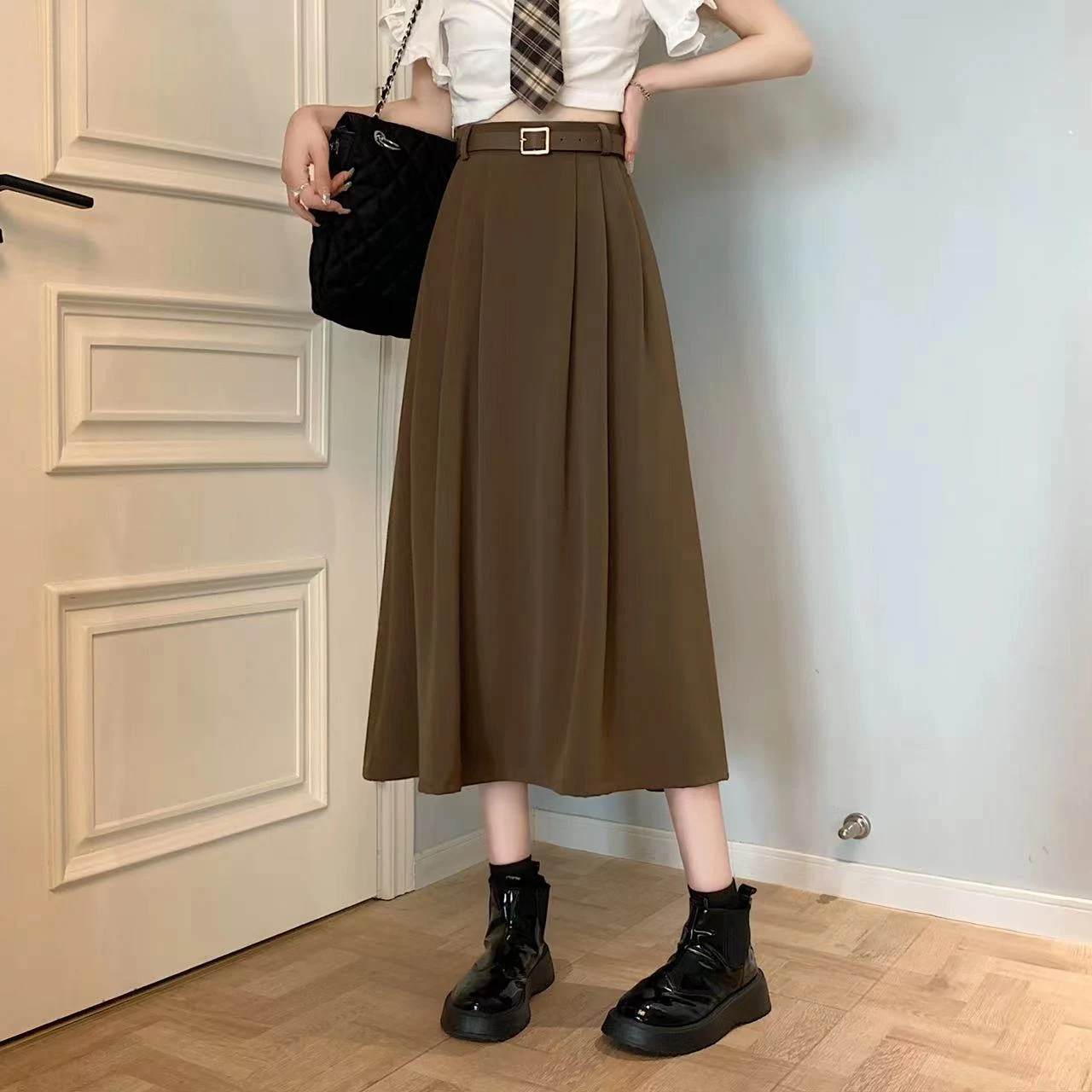 Saia de terno texturizada outono inverno cintura alta com drapeado e cinto. Perfeita para looks sofisticados e elegantes na estação fria. — foto 5