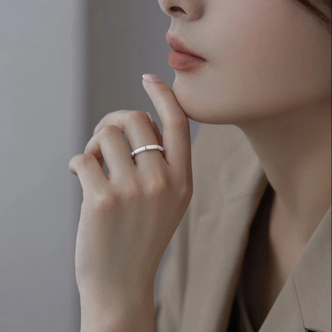 Anel de bambu com esmalte branco, um acessório elegante e ecológico. Leveza e beleza em uma peça única para complementar seu visual. — foto 10