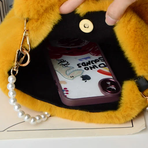 Title 6, Bolsa Balde de Pelúcia com Estampa Xadrez e Cor...