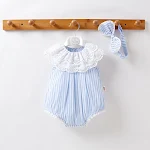 Macacão listrado de bebê com renda Romper de manga curta Conforto e estilo para o verão Roupa ideal para recém-nascidos e bebês. — foto 4