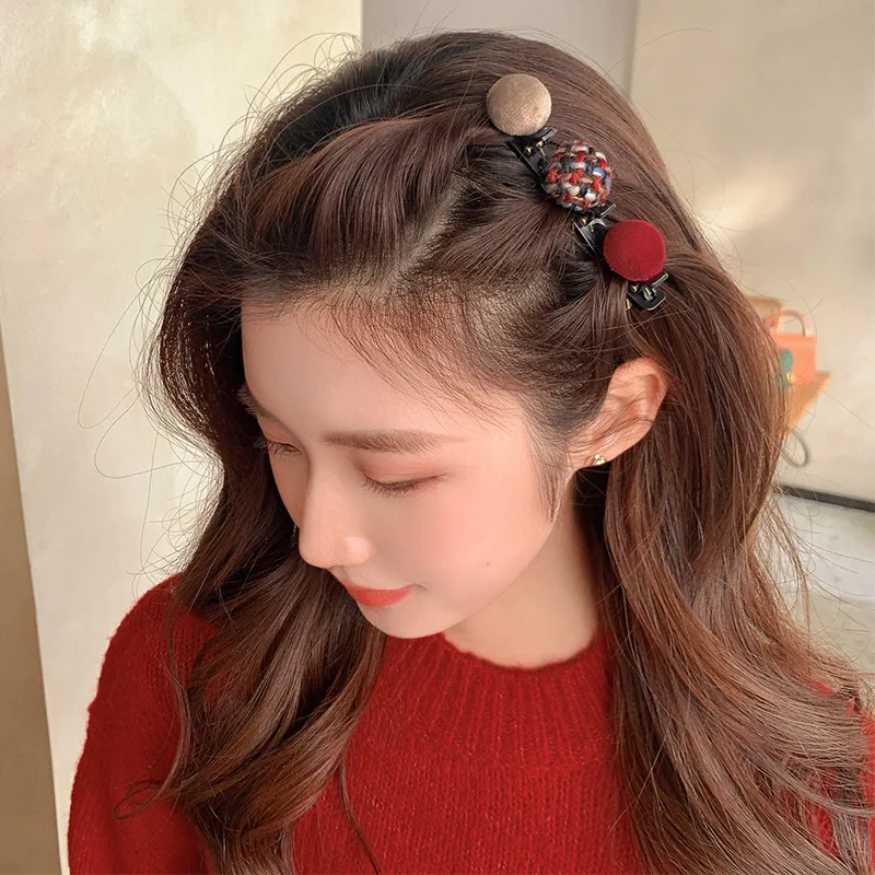 Bola de cabelo de tricô com franja simples. Adicione um toque charmoso e artesanal aos seus penteados com facilidade. — foto 7