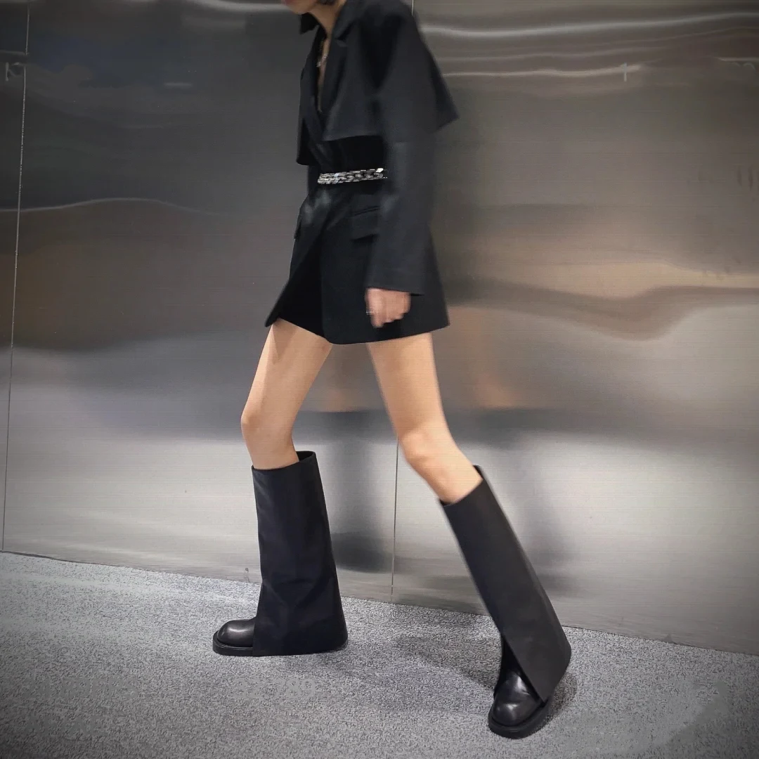 Botas de calça com bico redondo, estilo rua e "fritas" até o joelho, combinando conforto e moda para um visual urbano e estiloso. — foto 2