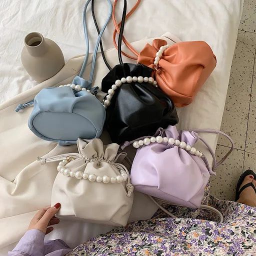 Title 3, Bolsa Bucket Feminina com Cordão e Pregas em PU...