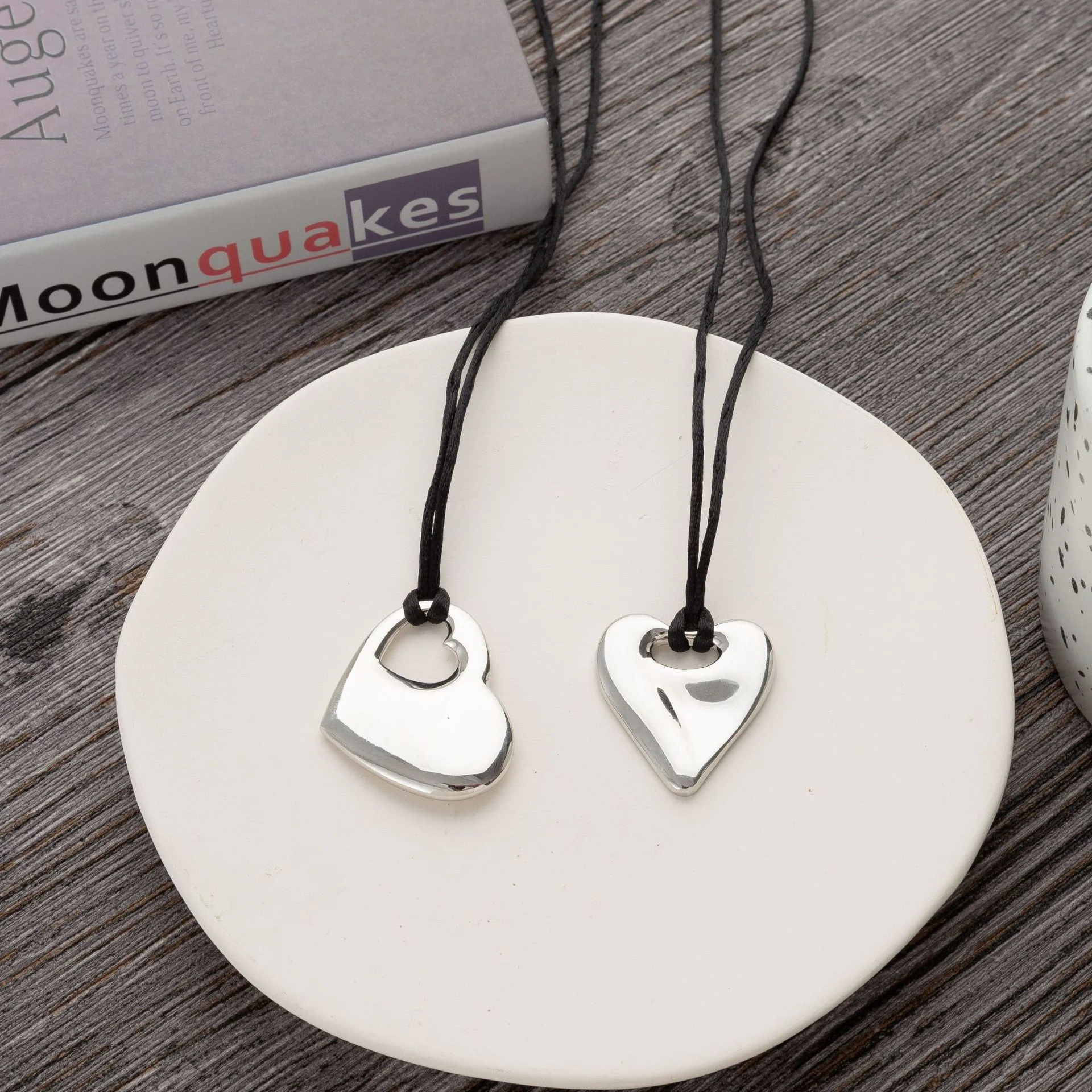 Colar com pingente em formato de coração vazado e letra Design delicado e romântico, perfeito para presentear alguém especial e expressar amor. — foto 6