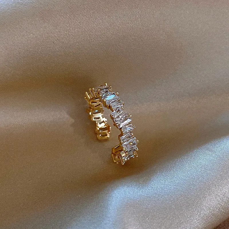 Anel de zircônia irregular de alta qualidade, design especial e luxuoso. Jóia elegante para mulheres que buscam sofisticação e um toque de personalidade. — foto 11