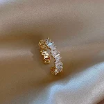 Anel de zircônia irregular de alta qualidade, design especial e luxuoso. Jóia elegante para mulheres que buscam sofisticação e um toque de personalidade. — foto 11