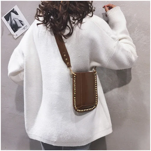 Title 7, Bolsa crossbody com tachas e alça larga para om...