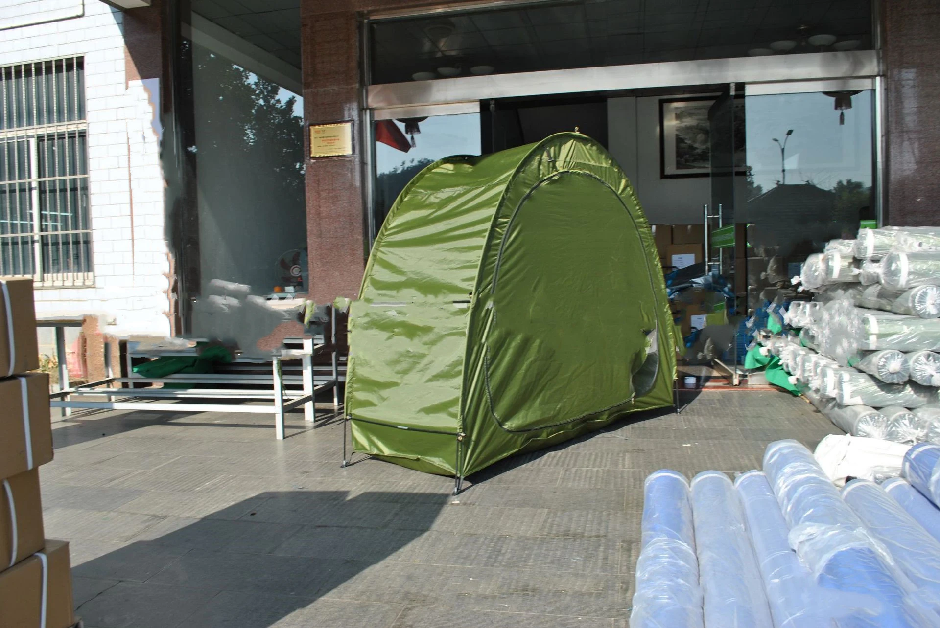 Toldo dobrável para mountain bike estacionada. Proteja sua bike do sol e chuva. Fácil de montar e transportar. Ideal para eventos ao ar livre e acampamentos. — foto 13