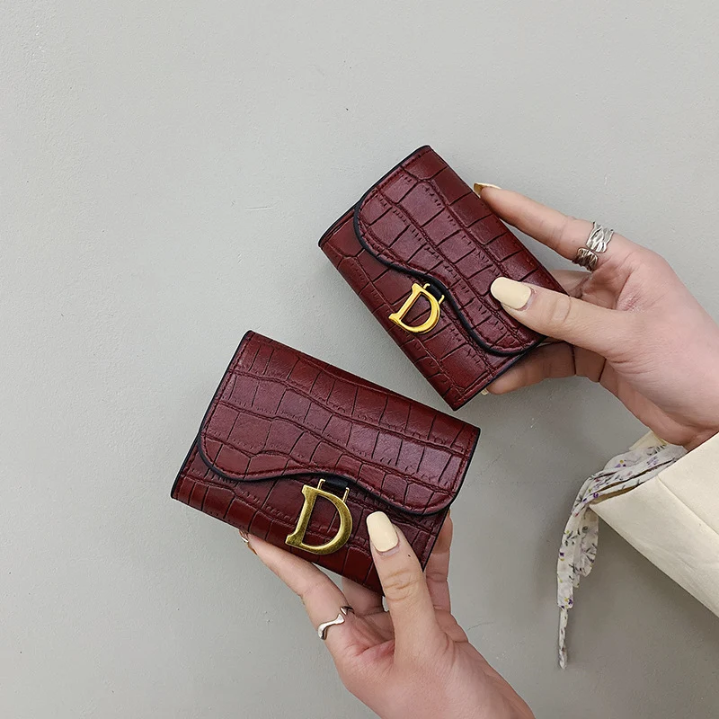 Portafoglio Donna Pieghevole in Pelle Morbida Tinta Unita. Compatto ed elegante, ideale per portare con te l'essenziale con stile e praticità. — foto 2
