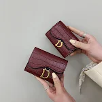 Portafoglio Donna Pieghevole in Pelle Morbida Tinta Unita. Compatto ed elegante, ideale per portare con te l'essenziale con stile e praticità. — foto 2