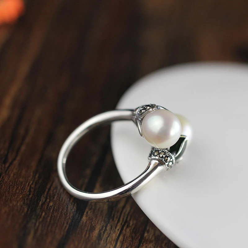 Anel de prata S925 com pérola de água doce. Joia elegante para mulheres. Um toque sofisticado para qualquer look. Presente ideal. — foto 3
