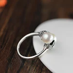 Anel de prata S925 com pérola de água doce. Joia elegante para mulheres. Um toque sofisticado para qualquer look. Presente ideal. — foto 3