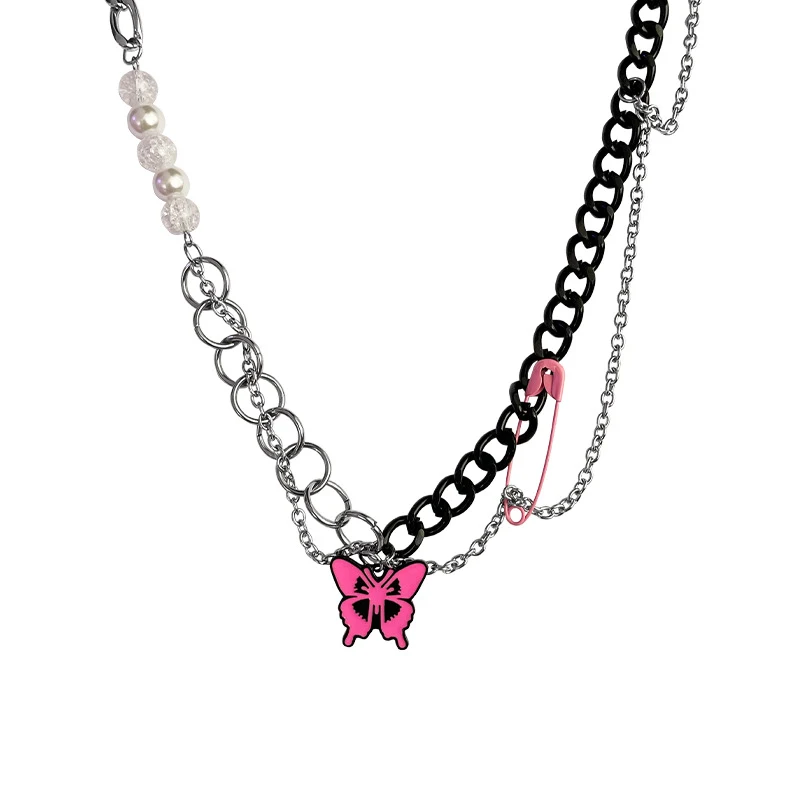 Colar de borboleta com pino de corrente preta. Joia feminina que combina estilo e delicadeza, perfeita para looks sofisticados e cheios de personalidade. — foto 2