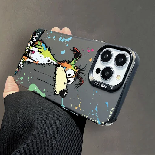 Title 3, Capinha de celular prateada com desenho de dese...