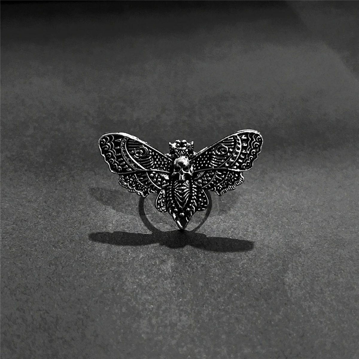 Anel de Personalidade Retro Inseto Morcego Amor. Adicione estilo vintage e personalidade com este anel exclusivo, perfeito para expressar seu amor. — foto 4