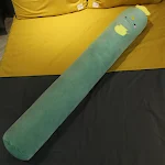 Kreatives langes zylindrisches Schlafkissen aus Plüsch für Zuhause. Bietet Komfort, Geborgenheit und erholsamen Schlaf. Ideal zum Kuscheln. — foto 5