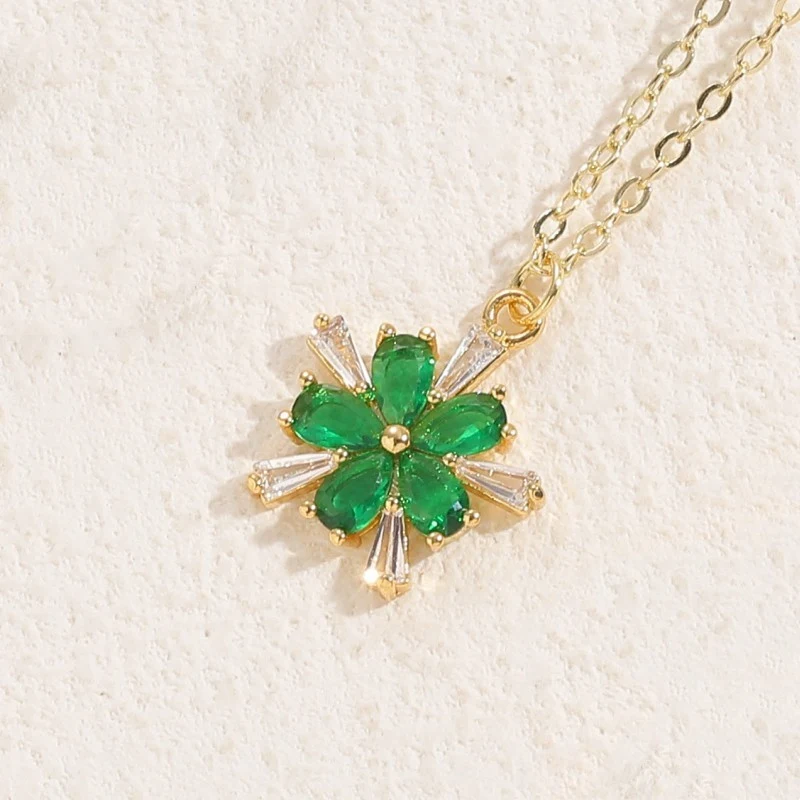 Colar com pingente de flor verde e zircônia elegante e de alta qualidade. Adicione um toque de sofisticação e beleza ao seu visual. — foto 10