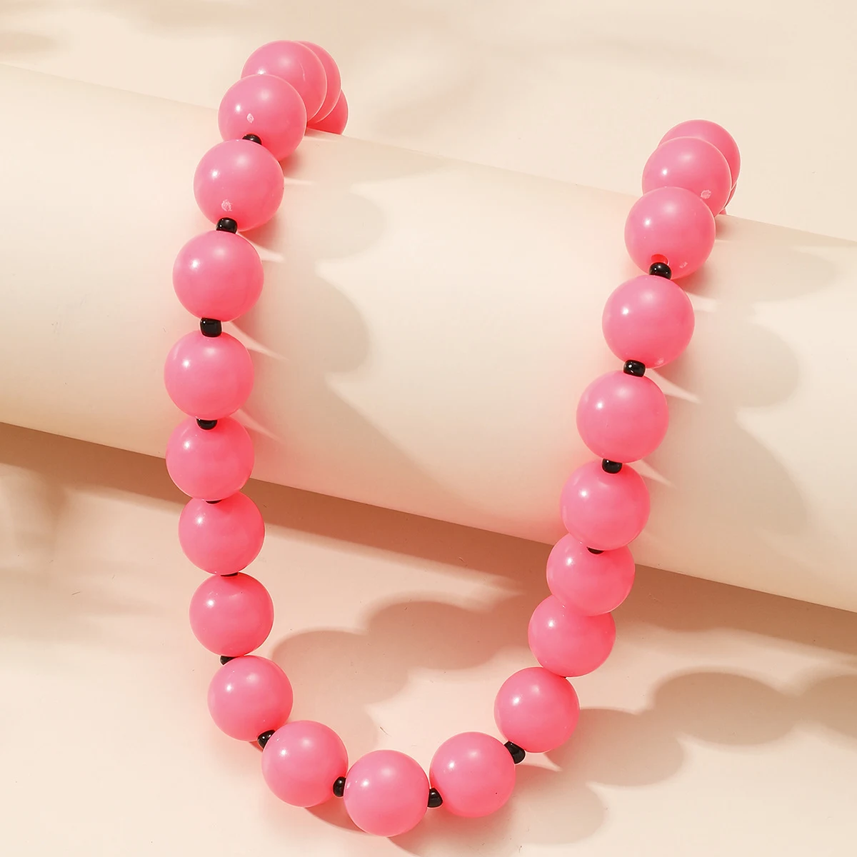 Colar de contas acrílicas simples para moda feminina, acessório leve e estiloso. Perfeito para looks casuais e sofisticados, fácil de combinar. — foto 3