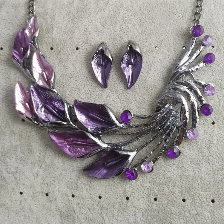 Set Collana e Orecchini Fiore di Alocasia, perfetto per aggiungere eleganza a qualsiasi outfit e valorizzare la tua bellezza naturale. — foto 5