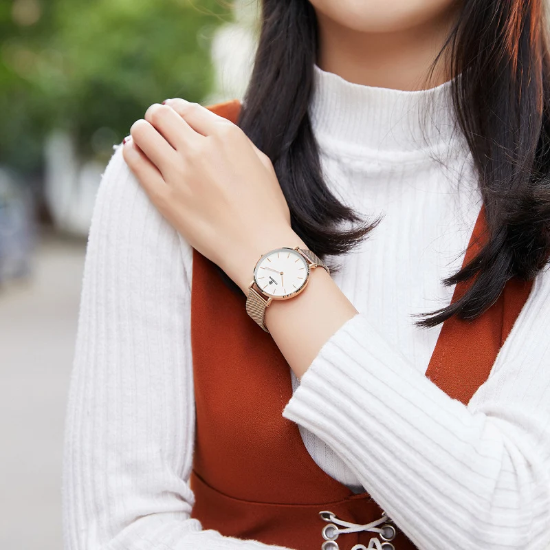 Relógio com pulseira de malha milanesa simples. Elegância e conforto para o uso diário. Design minimalista e ajuste perfeito para o seu pulso. — foto 5