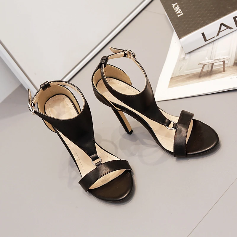 Sandali marroni con tacco a spillo taglie forti da donna, per un look elegante e sofisticato. Comfort e stile per ogni occasione speciale. — foto 3