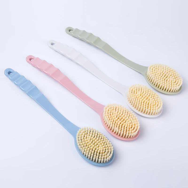 Uzun saplı masajlı banyo fırçası, yumuşak kıllı ve sırt fırçası ile peeling, rahatlatıcı bir temizlik ve yumuşak bir cilt için idealdir. — Fotoğraf 1