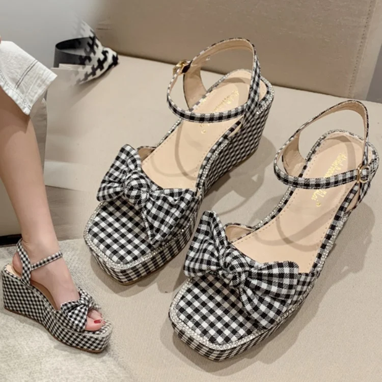 Platform sandals with square toe and high heels. Step out in style with these comfortable and fashionable sandals, perfe — photo 1