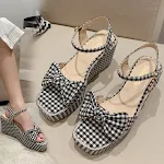 Platform sandals with square toe and high heels. Step out in style with these comfortable and fashionable sandals, perfe — photo 1