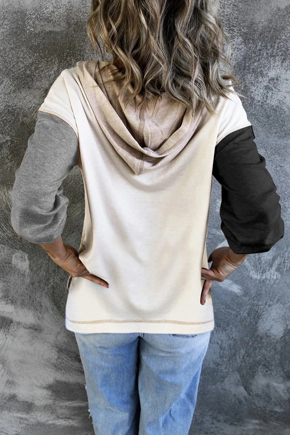 Kapuzenpullover mit Farbunterschieden, lässiger Pullover für entspannte Tage. Bequem und stilvoll, perfekt für Freizeitaktivitäten. — foto 4