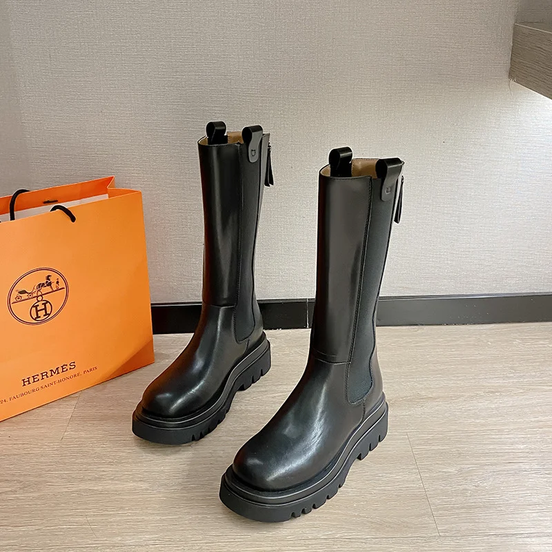 Botas Altas Chimney Boots com Zíper Traseiro Estilo Martin, Conforto e Elegância. Perfeitas para um Look Moderno e Sofisticado em Qualquer Situação. — foto 4