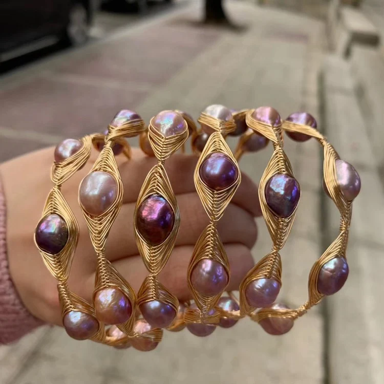 Nova pulseira barroca de pérolas Zhuji, colorida e elegante. Um acessório perfeito para adicionar um toque de sofisticação e beleza natural ao seu visual. — foto 2
