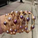 Nova pulseira barroca de pérolas Zhuji, colorida e elegante. Um acessório perfeito para adicionar um toque de sofisticação e beleza natural ao seu visual. — foto 2