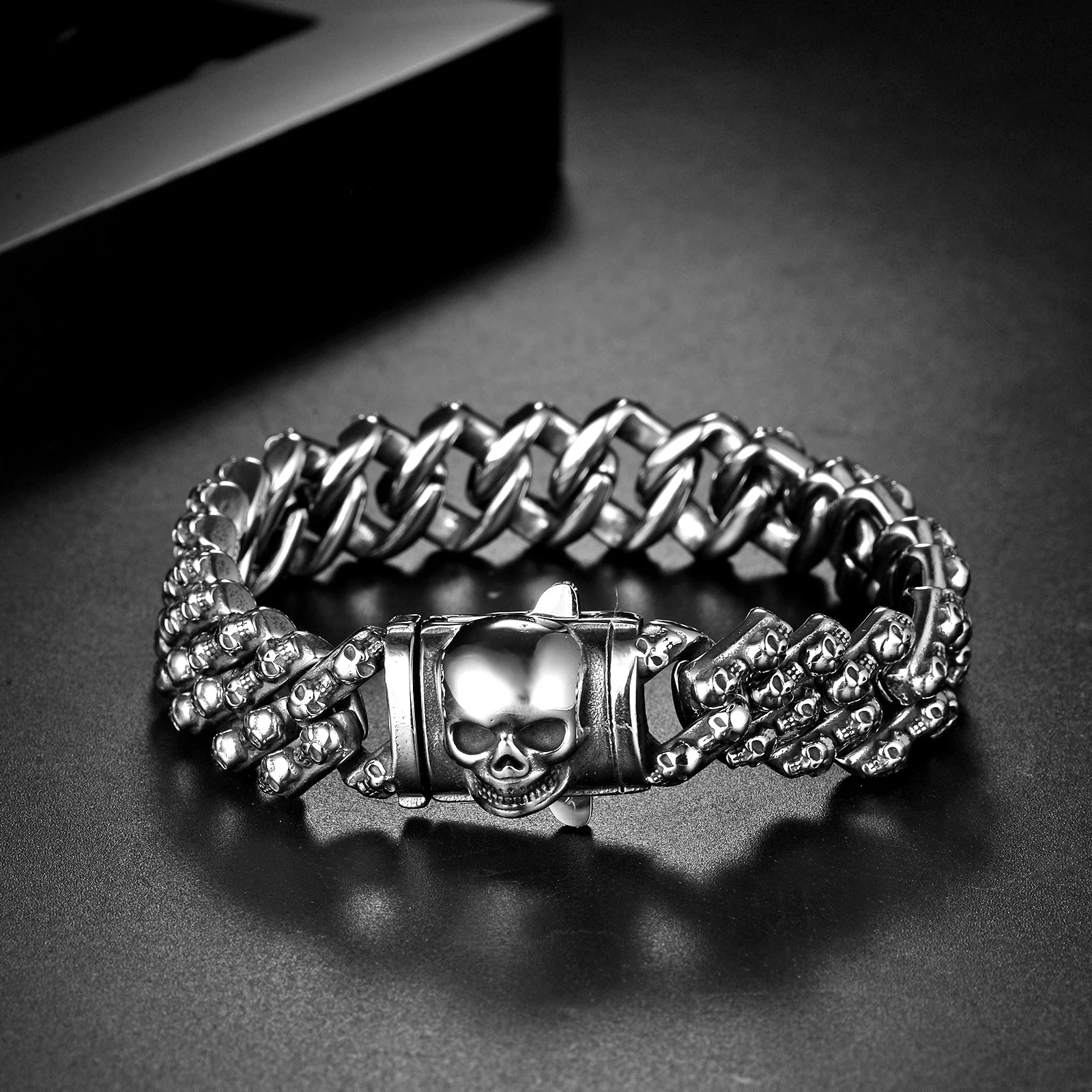 Pulseira criativa vintage de caveira em aço inoxidável, um acessório estiloso e durável para um visual marcante e único. — foto 2