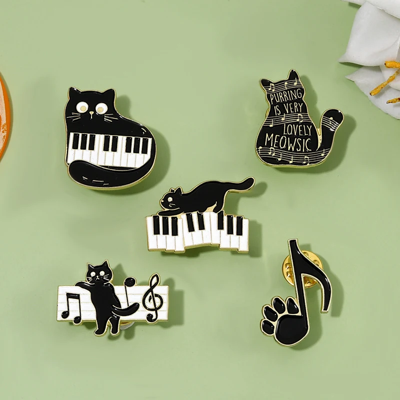 Title 8, Broche de liga com notas de piano e um gato pre...