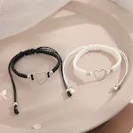 Pulseira feminina casual com design vazado de coração. Um acessório de moda que adiciona charme ao seu visual diário. Perfeita para uso casual. — foto 1
