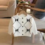 Cardigã infantil com laço de nó para meninas, suéter de tricô. Elegante e confortável, ideal para manter as crianças aquecidas e estilosas em qualquer ocasião. — foto 2