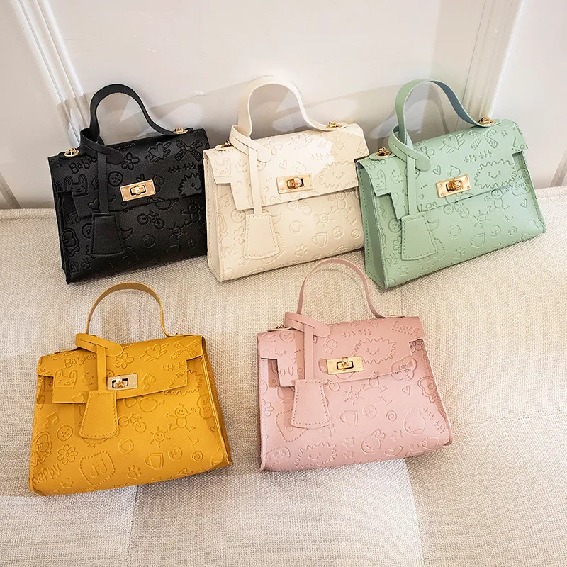 Nova Bolsa Feminina de Ombro com Corrente Elegância e Praticidade em um Só Acessório Design Sofisticado Ideal para Diversas Ocasiões. — foto 8