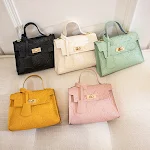 Nova Bolsa Feminina de Ombro com Corrente Elegância e Praticidade em um Só Acessório Design Sofisticado Ideal para Diversas Ocasiões. — foto 8