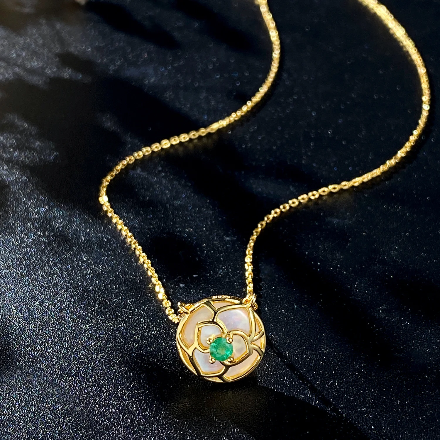 Ciondolo smeraldo naturale in oro 18K con collana in argento bianco naturale, un gioiello elegante per un tocco di lusso e raffinatezza. — foto 1