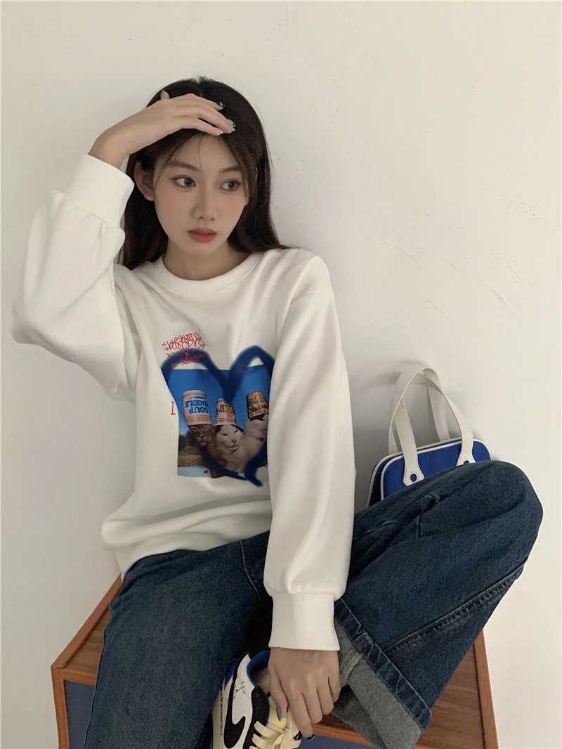 Camiseta manga longa slim American Retro Loves And Cats. Caimento ajustado e estampa charmosa com gatos, ideal para um visual casual e confortável. — foto 2