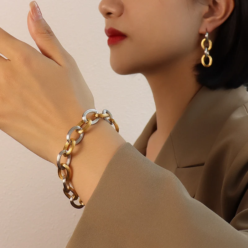 Joias femininas Brincos e pulseira com relevo Adicione um toque de sofisticação ao seu dia a dia com este conjunto elegante, realçando sua beleza natural — foto 1
