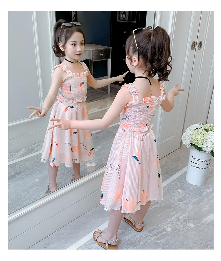 Abito lungo estivo da bambina, stile principessa, con bretelle e gonna. Un completo fresco e leggero per un'estate all'insegna della moda e del divertimento. — foto 1