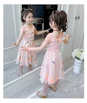 Abito lungo estivo da bambina, stile principessa, con bretelle e gonna. Un completo fresco e leggero per un'estate all'insegna della moda e del divertimento. — foto 1
