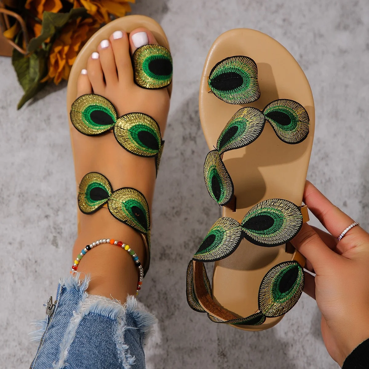 Dames Peacock Eye haarstrand slippers, perfect voor de zomer. Comfortabele en stijlvolle teenslippers voor strand en zwembad. — foto 12