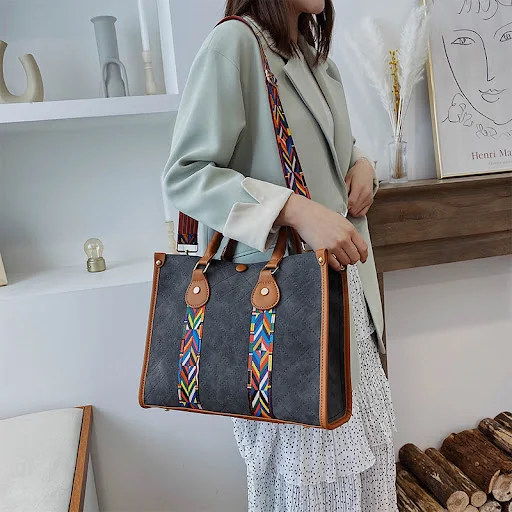 Title 7, Large-capacity womens one-shoulder messenger b...