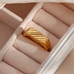 Anel Retangular de Ouro 18K com Listras Diagonais e Zircônia para Mulher Sofisticação e Brilho Exclusivos — foto 5