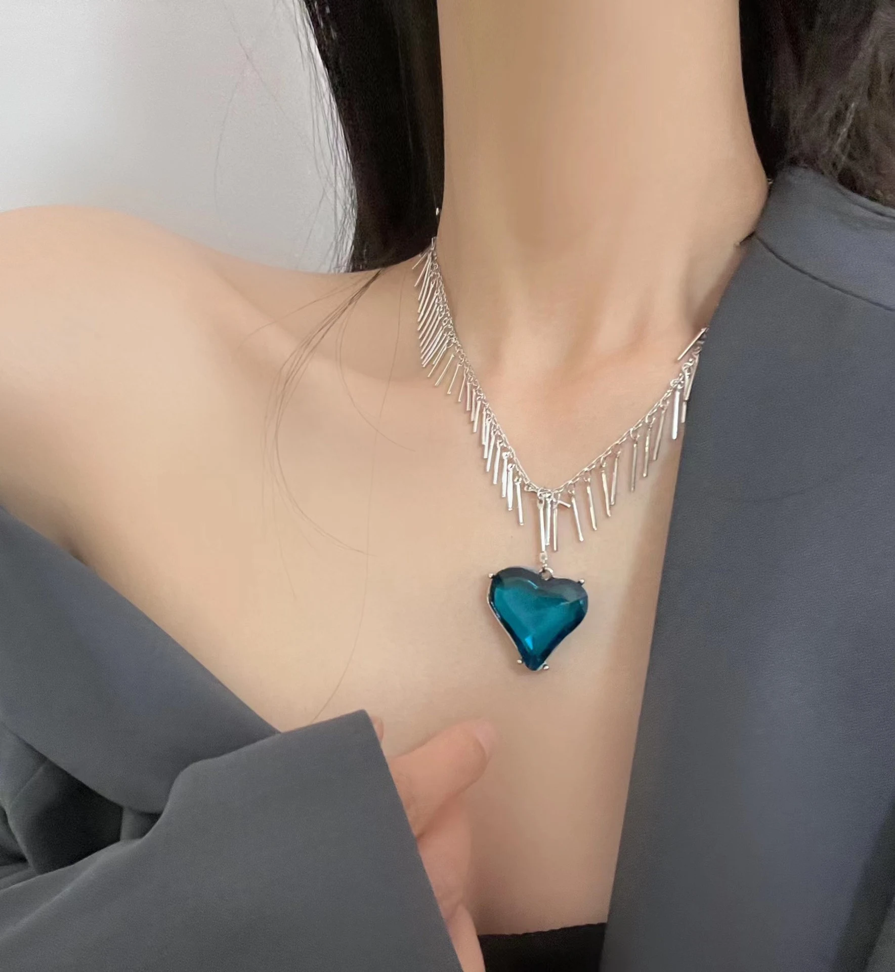 Colar elegante com pingente de coração azul oceânico e borla, que combina com tudo, adicionando um toque de graça ao seu visual. — foto 9