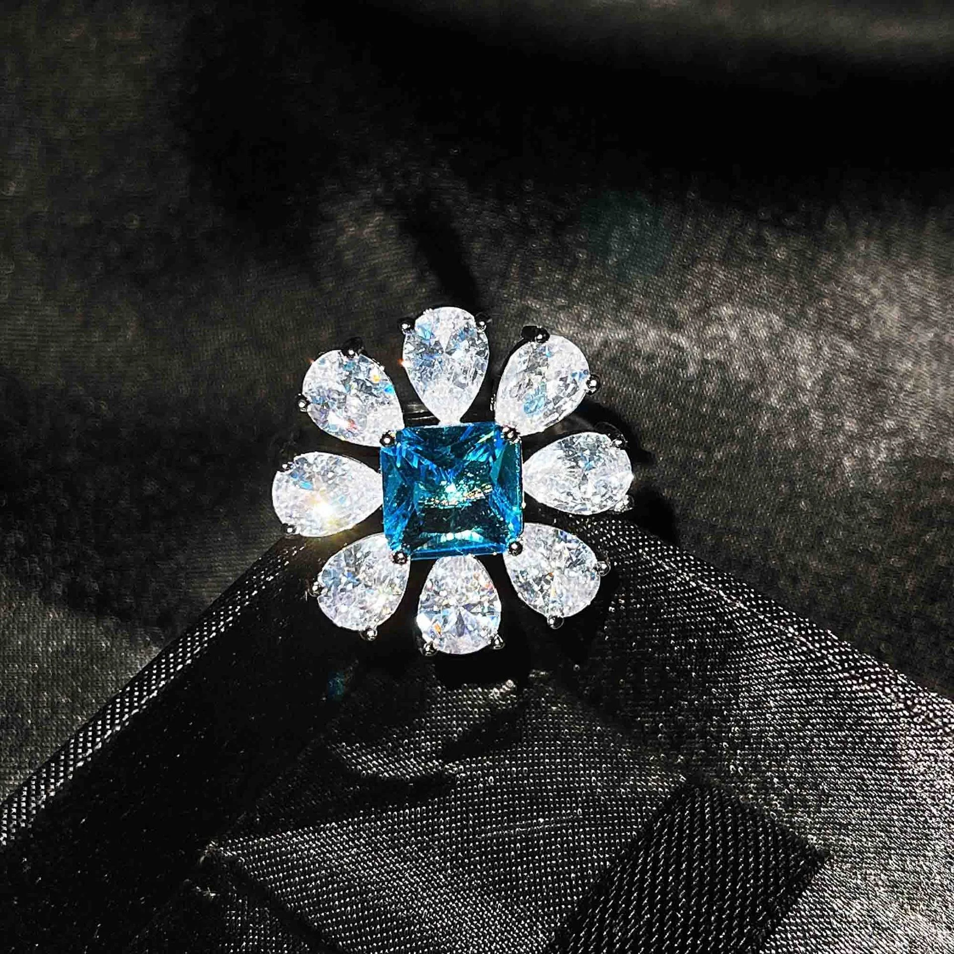 Colar de topázio azul celeste com diamantes de alto carbono feminino. Elegância e sofisticação para realçar sua beleza natural. — foto 1