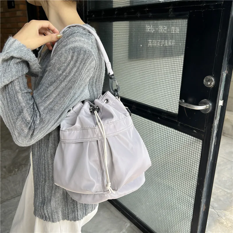 Bolsa tipo balde com cordão de nylon à prova d'água, grande capacidade, perfeita para transportar seus pertences com segurança e praticidade. — foto 12