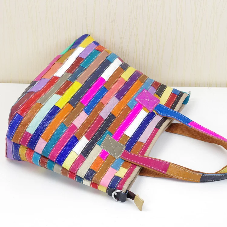 Bolsa feminina de couro de alta qualidade com listras multicoloridas aleatórias, design moderno e durável, ideal para uso diário e elegante. — foto 4